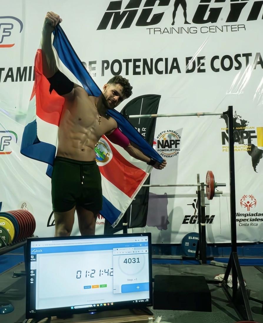 Mayron con la bandera de Costa Rica tras lograr 4031 dominadas