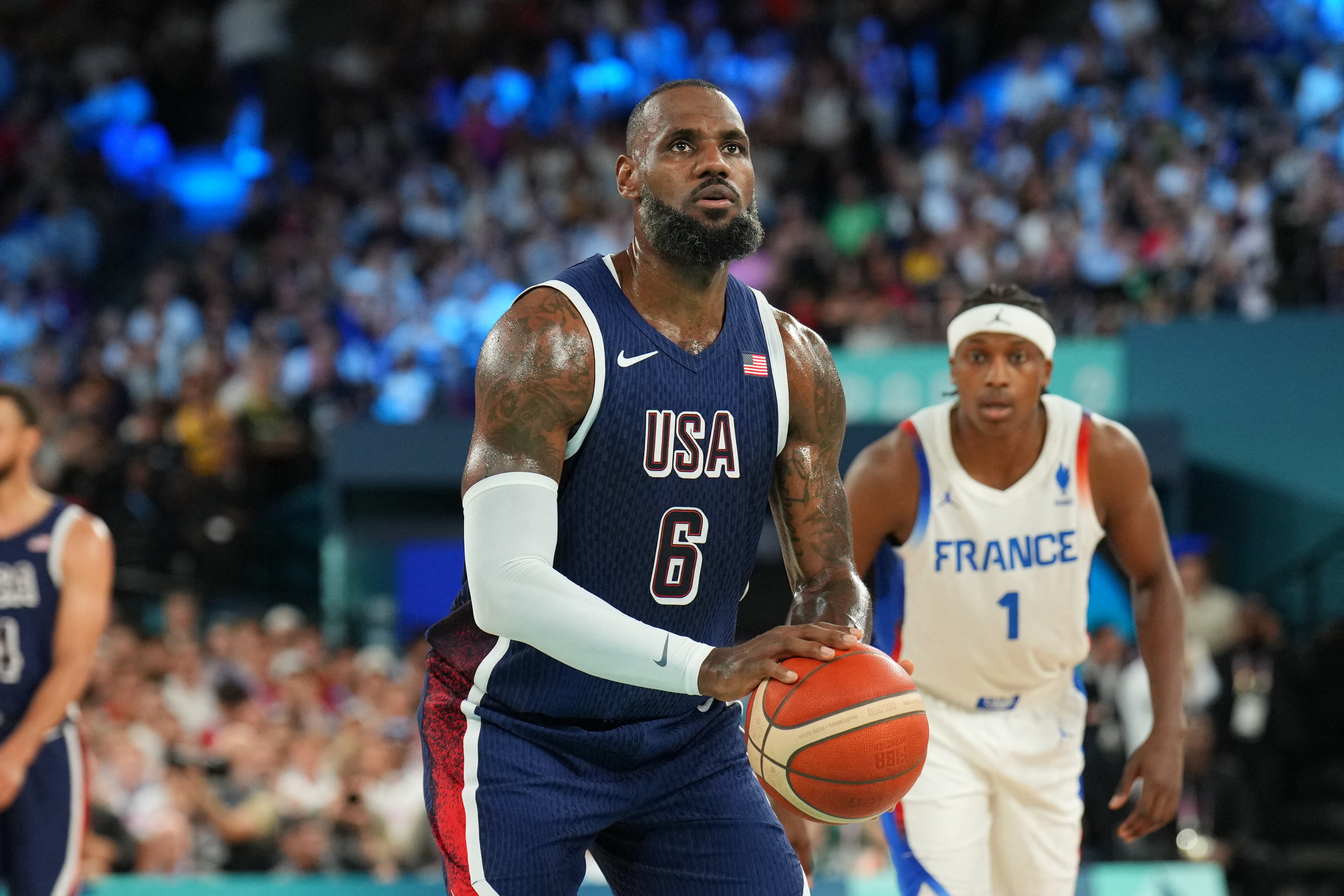 PARÍS, FRANCIA - 10 DE AGOSTO: LeBron James #6 del equipo de EE. UU. lanza un tiro libre durante el partido contra el equipo de Francia durante el partido por la medalla de oro masculina el 10 de agosto de 2024 en el AccorHotels Arena en París, Francia. NOTA PARA EL USUARIO: El usuario reconoce y acepta expresamente que, al descargar y/o usar esta fotografía, acepta los términos y condiciones del Acuerdo de licencia de Getty Images. Aviso obligatorio de derechos de autor: Copyright 2024 NBAE Jesse D. Garrabrant/NBAE vía Getty Images/AFP (Foto de Jesse D. Garrabrant / NBAE / Getty Images / Getty Images vía AFP)