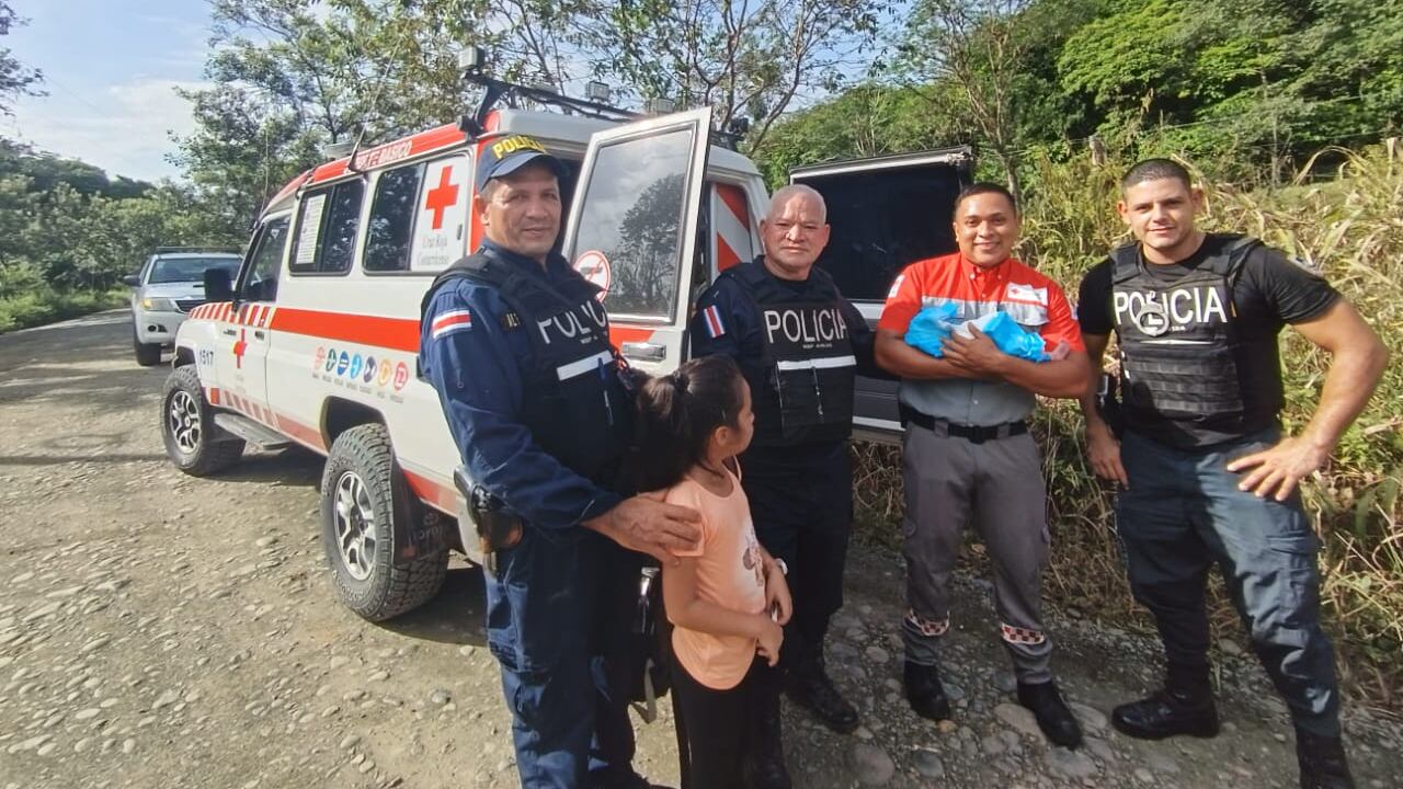 Los asientos de un pick up se convirtieron en la sala de parto para una recién nacida en Tambor de Cureña, Sarapiquí. Foto: Cruz Roja