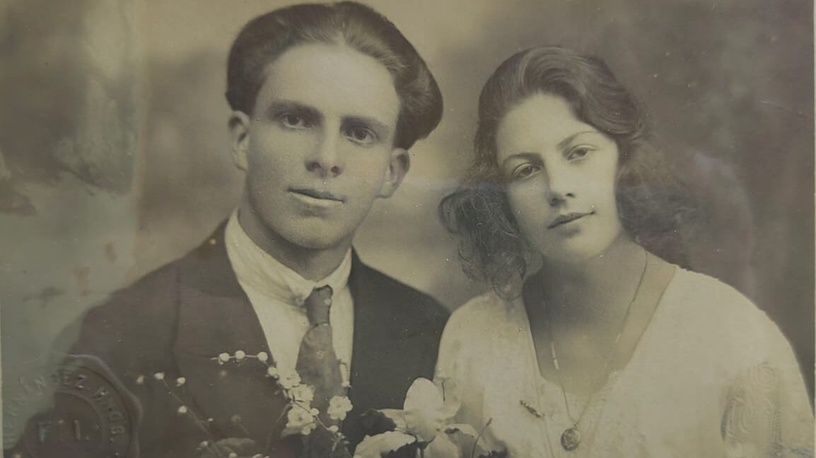 La familia Vargas Hidalgo de Santa Bárbara de Heredia, comenzó en 1927 una especial tradición al vestir a los que iban naciendo, a los 9 meses, con un mismo vestidito que hizo doña Mélida Hidalgo Cortés. El vestido tiene ya 96 años y lo han usado 11 hijos, 34 nietos, 80 bisnietos y 52 tataranietos, 176 bebés en total