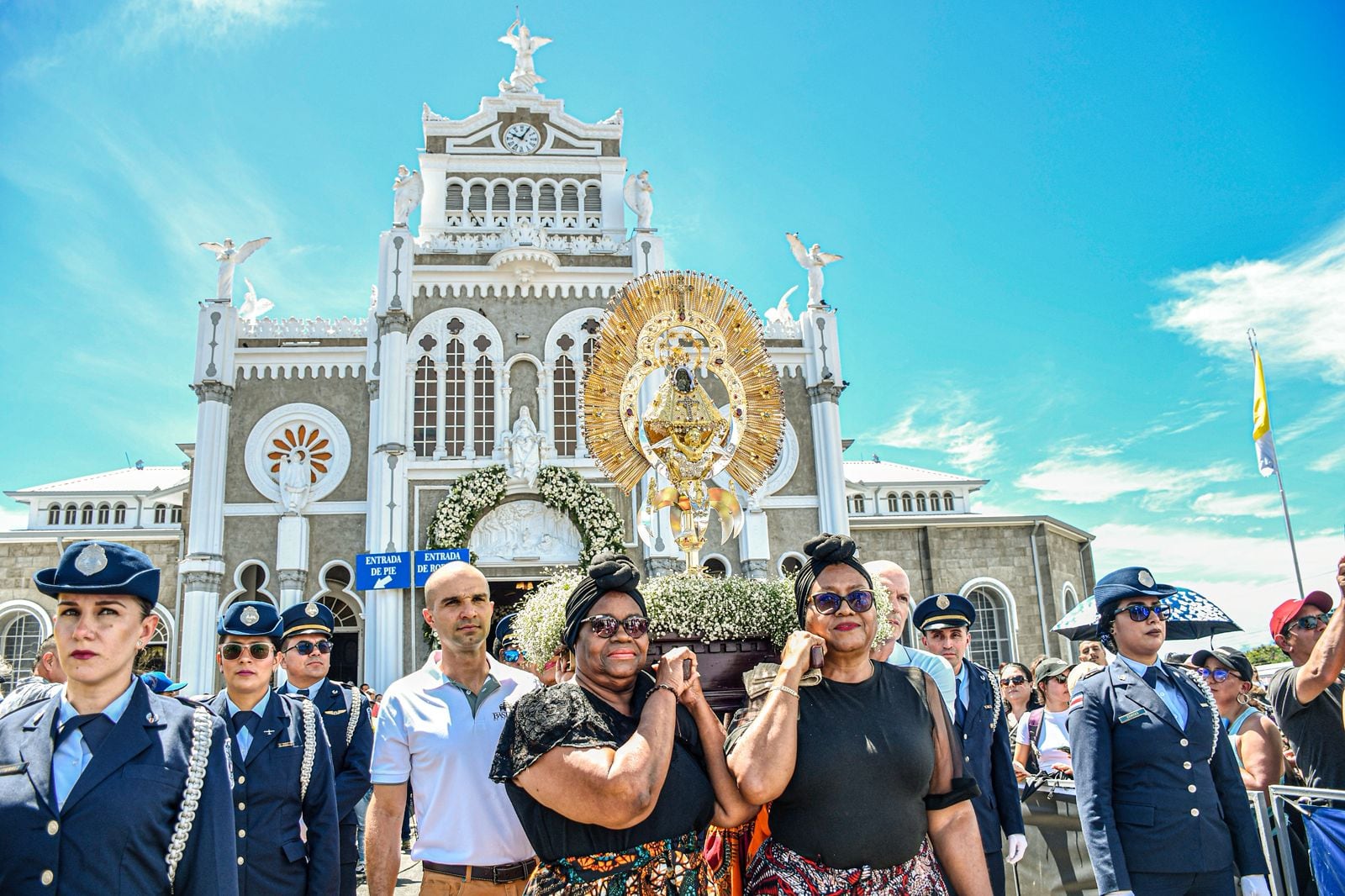 Desde este 1 de agosto del 2025 y hasta la misma fecha del 2026, o sea, todo un año, la virgencita de los Ángeles, nuestra Negrita, vestirá de afro limonense e incluso lucirá turbante.