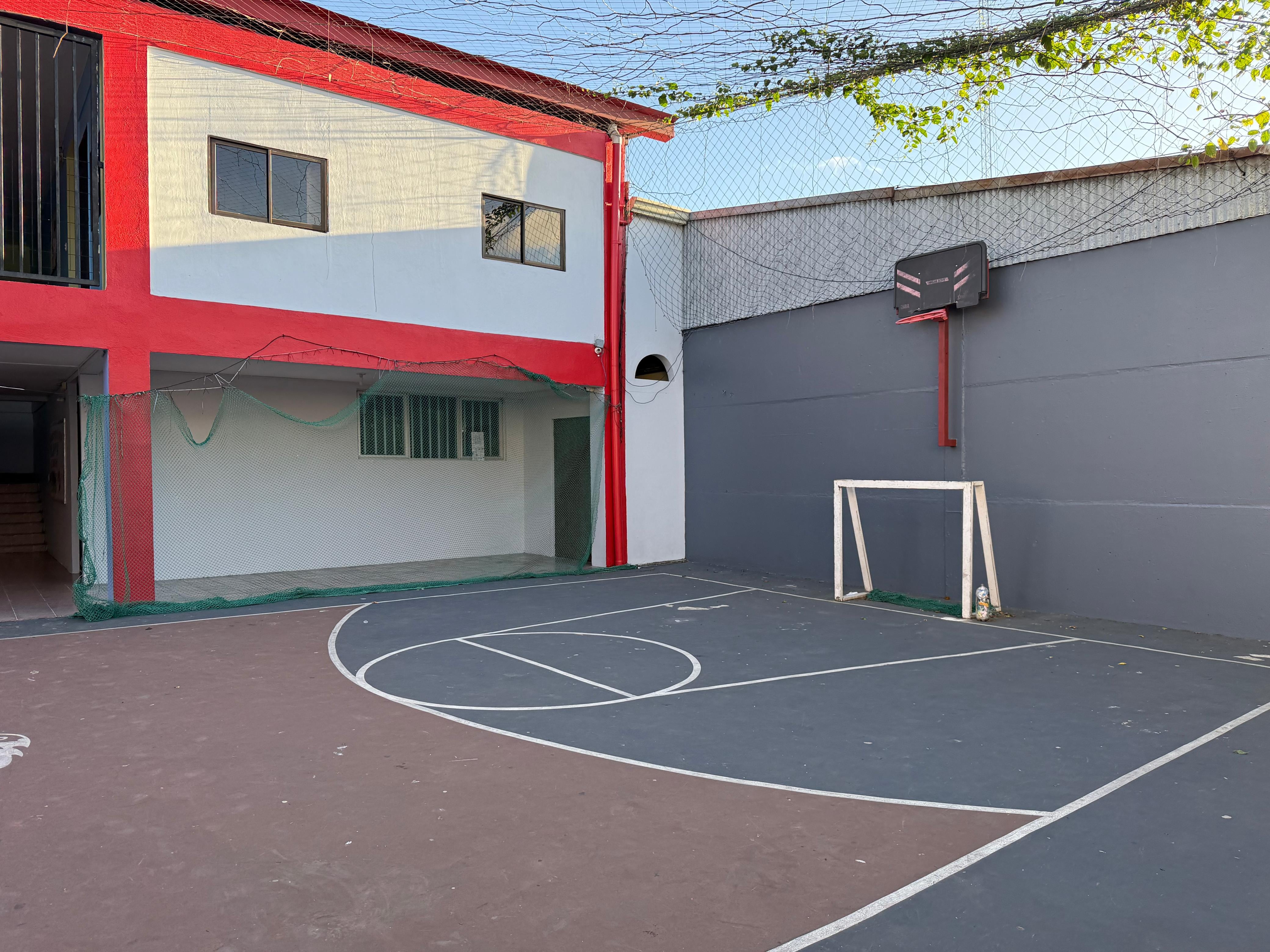 El padre Sergio Valverde, presidente y fundador de la Asociación Obras del Espíritu Santo, nos confirmó que está muy cerca de que el Centro Educativo de la Alegría sea el primer centro de educación privada gratuito del país.