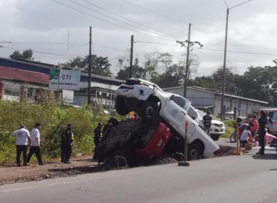 Choque entre patrulla de la Policía Penitenciaria y taxi en Guápiles. Foto suministrada por Reiner Montero.