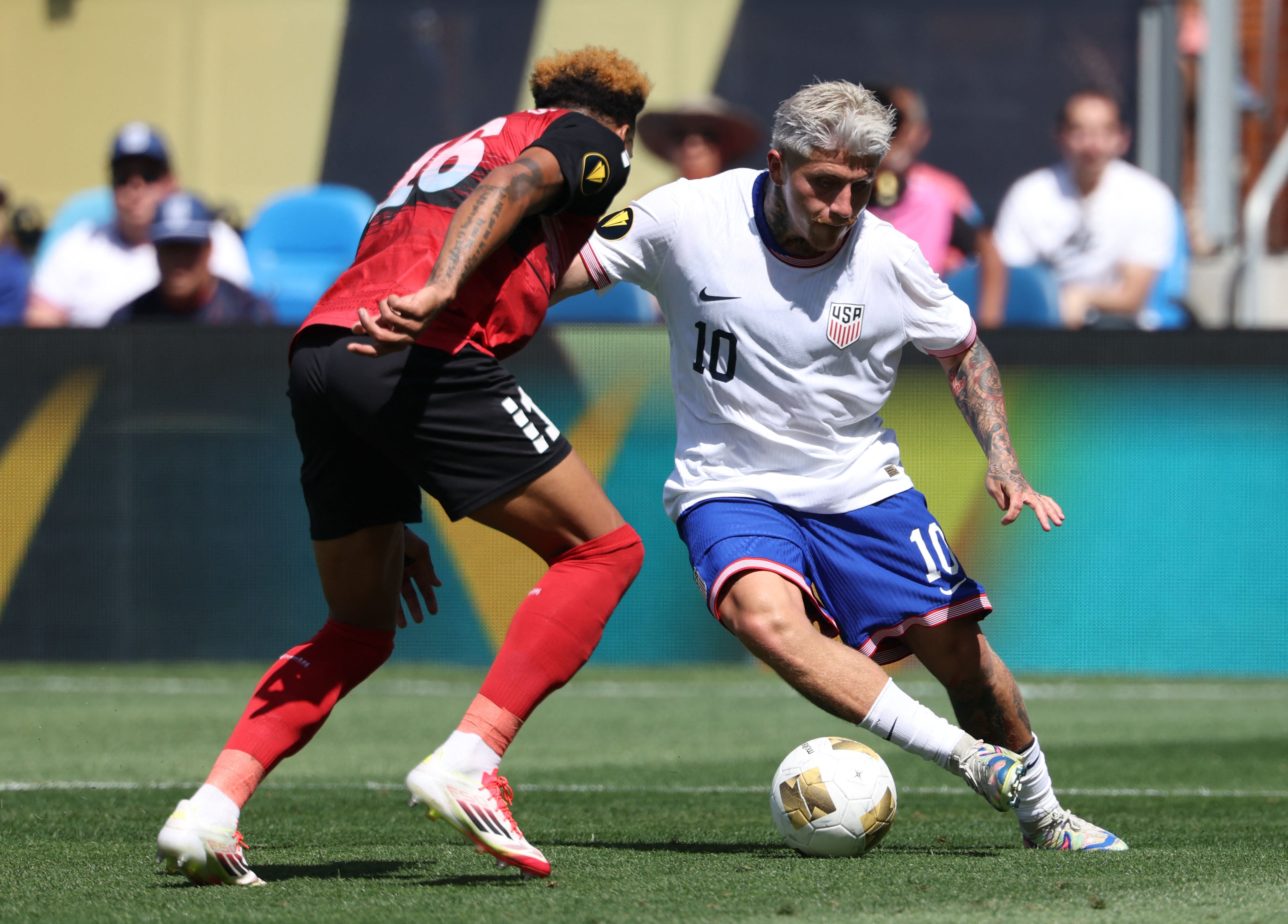Diego Luna de Estados Unidos maniobra ante Levi García de Trinidad, en el duelo por la Copa Oro.
