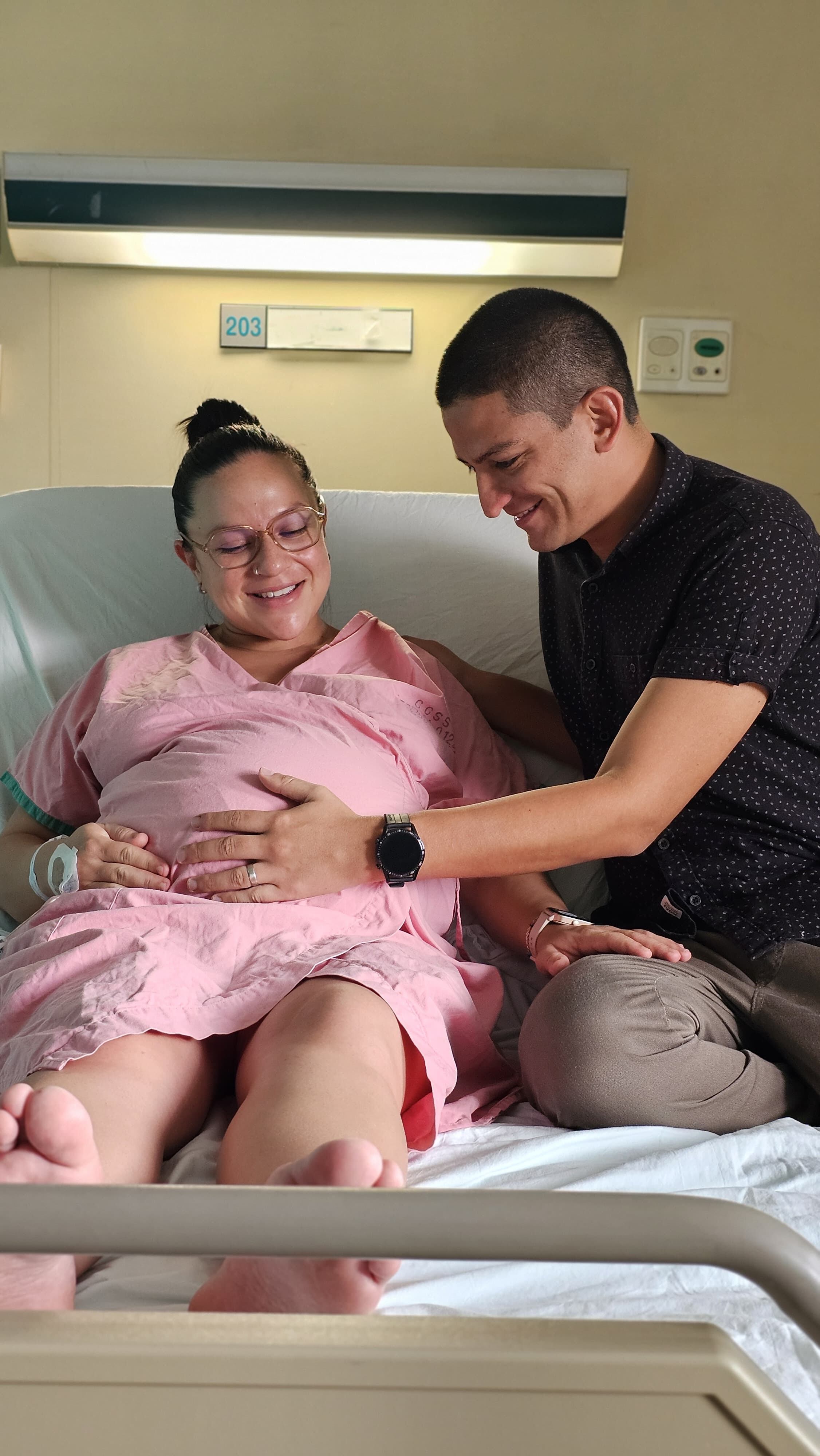 Andrés Ramírez, periodista de Noticias Repretel, en el nacimiento de su hijo Gabriel este 31 de octubre de 2024