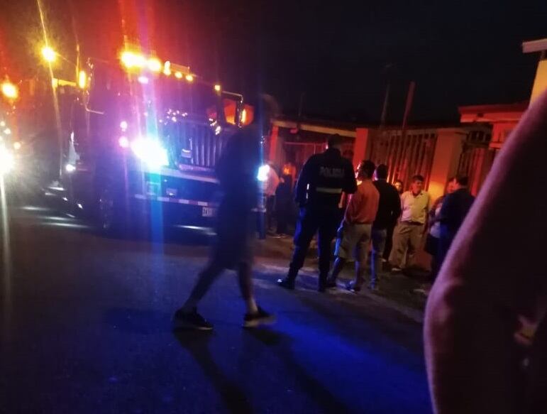 Incendio destruye parte de una casa en San Nicólas de Cartago. Foto Keyna Calderón.