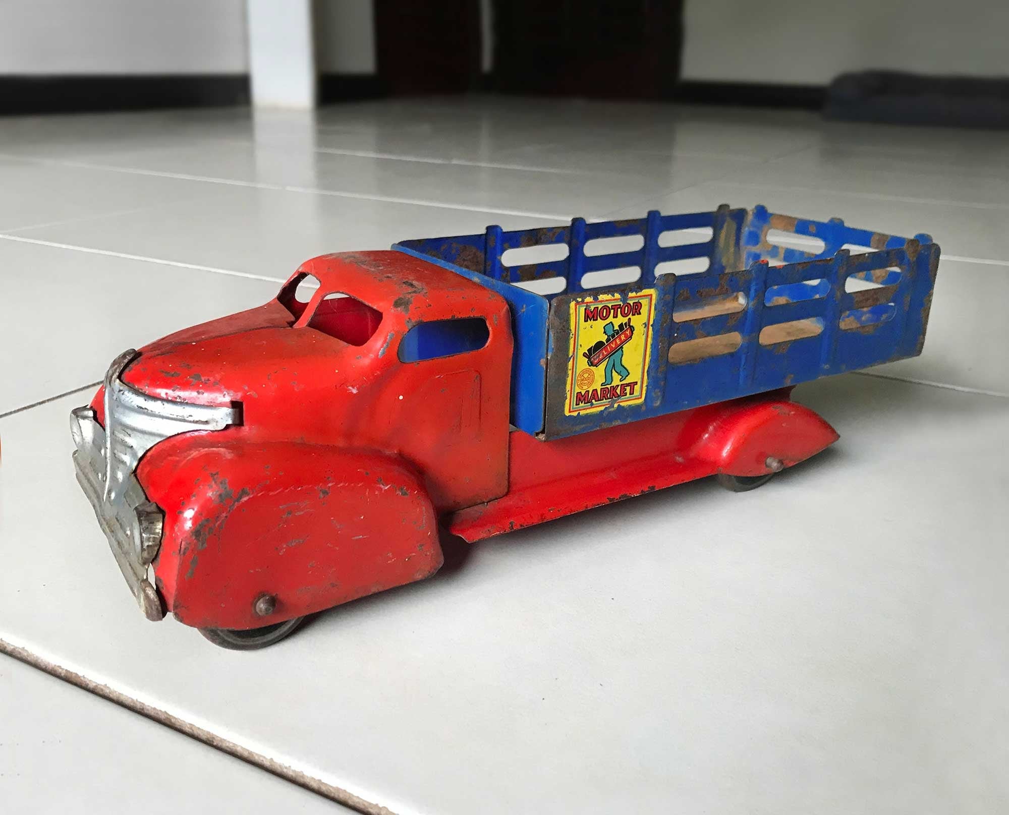 Joaquín Brenes Murillo, quien nació en 1971, colecciona juguetes de antaño. Tiene una página en Facebook que se llama "Vintage Toys Costa Rica".