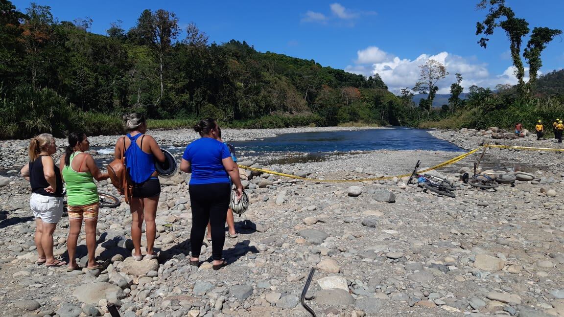 Aunque el caudal no era fuerte este mediodía, cuatro personas fueron arrastradas y tres de ellas perdieron la vida. Foto: suministrada por Keyna Calderón.