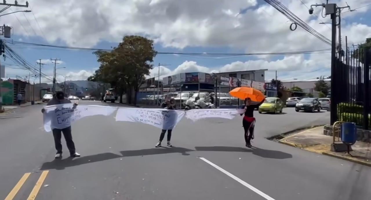 Varias personas han manifestado esta semana en la Casa Presidencial para que el presidente Rodrigo Chaves convoque el proyecto que busca girar fondos para el pago de subsidios a familias y cuidadores de pacientes con enfermedades terminales o menores de edad gravemente enfermos.