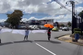 Decisión de Rodrigo Chaves tiene a familias de pacientes terminales sin subsidio para su cuido