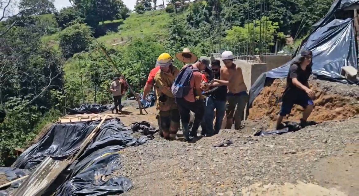 Hombre se clavó una varilla de construcción al caer de tres metros