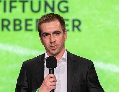 El excapitán de Alemania no viajará al emirato pero que seguirá la competición por televisión. Twitter.