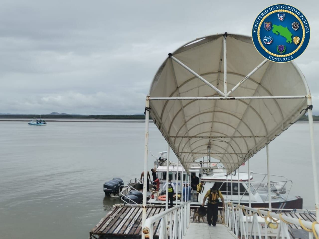 Bo,beros y guardacostas rescatan a cuatro hombres y una mujer tras vuelco de lancha en Puntarenas. Foto MSP.