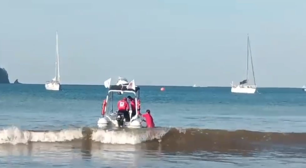 La Cruz Roja cuenta con una embarcación para las labores de búsqueda.