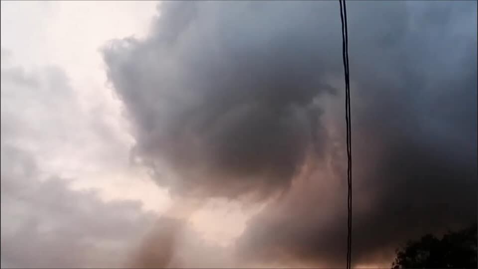 Torbellino en Mercedes Norte de Heredia. Foto tomada de Barvak Radio & TV.