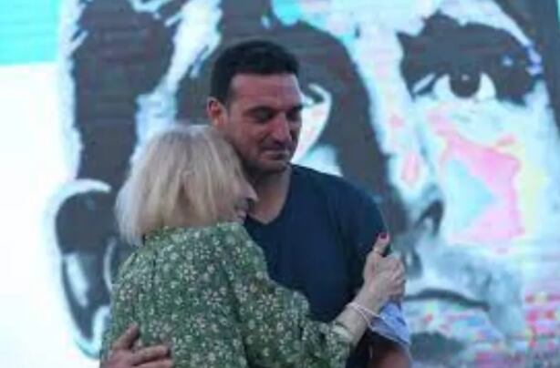 Lionel Scaloni lloró con su maestra de escuela. Twitter.