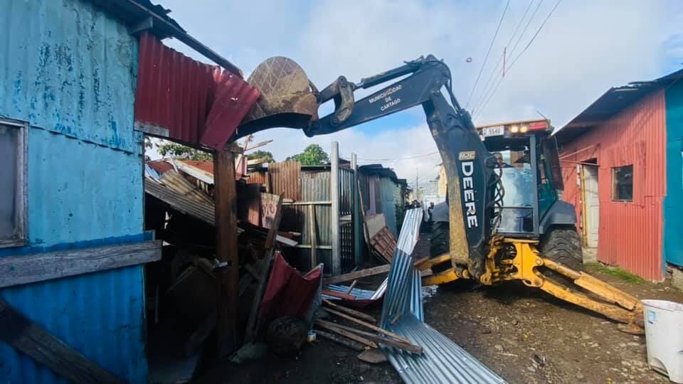 Autoridades policiales de Cartago destruyen tres bunkers usados para vender drogas. Foto Fernando Gutiérrez.