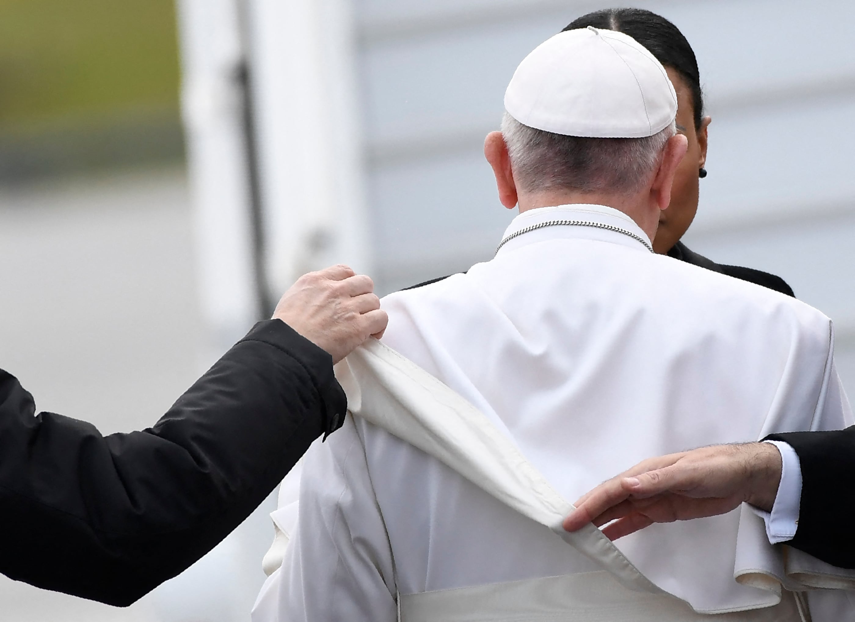 Una birreta papal aparece en la sastrería eclesiástica Gammarelli en Roma, el 21 de febrero de 2013. Se espera que los sastres ya estén confeccionando suntuosos ornamentos para el nuevo papa en tallas pequeña, mediana y grande, de modo que quien sea elegido pueda adaptarse de inmediato a la vestimenta. Seis generaciones de la familia Gammarelli han tenido el honor de servir a miles de sacerdotes y a cientos de obispos, cardenales y pontífices. FOTO AFP / ALBERTO PIZZOLI (Foto: ALBERTO PIZZOLI / AFP)