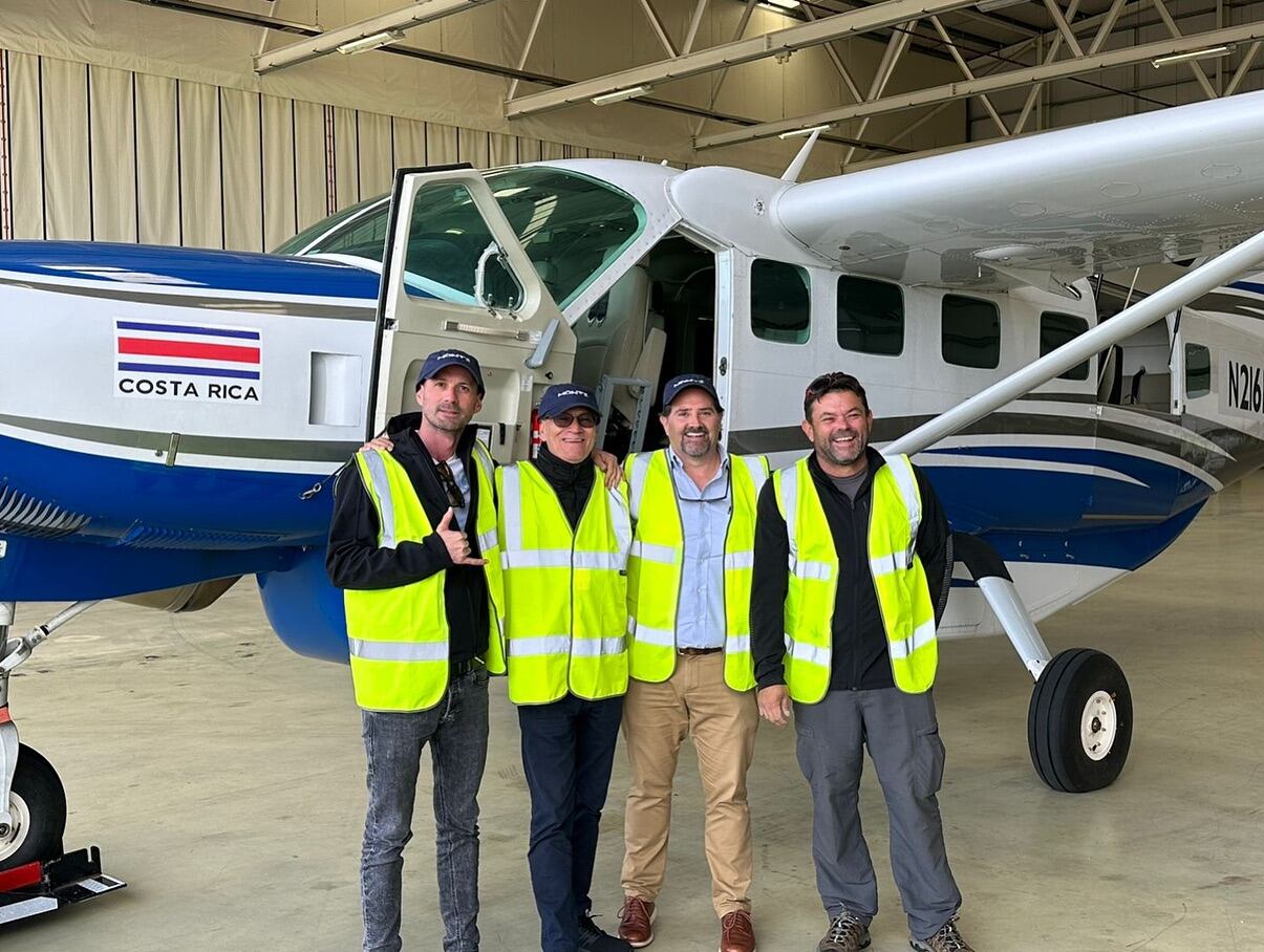 Cuatro ticos hacen histórico y peligroso vuelo desde Inglaterra hasta San José. El equipo salió desde el pasado viernes 23 de agosto y esperan llegar a Costa Rica el próximo jueves 29 de agosto. Los ticos que viven la travesía son: los capitanes Álvaro Chavarría (director general), Everardo Carmona Estrada (padre) y Everardo Carmona Rojas (hijo) y el director de Mantenimiento, Ricardo Umaña Corrales.