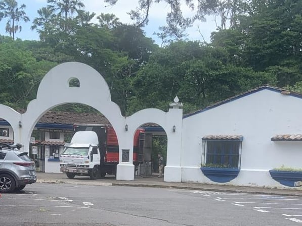 A eso de las 2:30 de la tarde de este 6 de mayo Juan Carlos Peralta, presidente de la Asociación ABAA Animal, tomó dos fotos en las cuales se ve un gran camión a la entrada del Simón Bolívar.