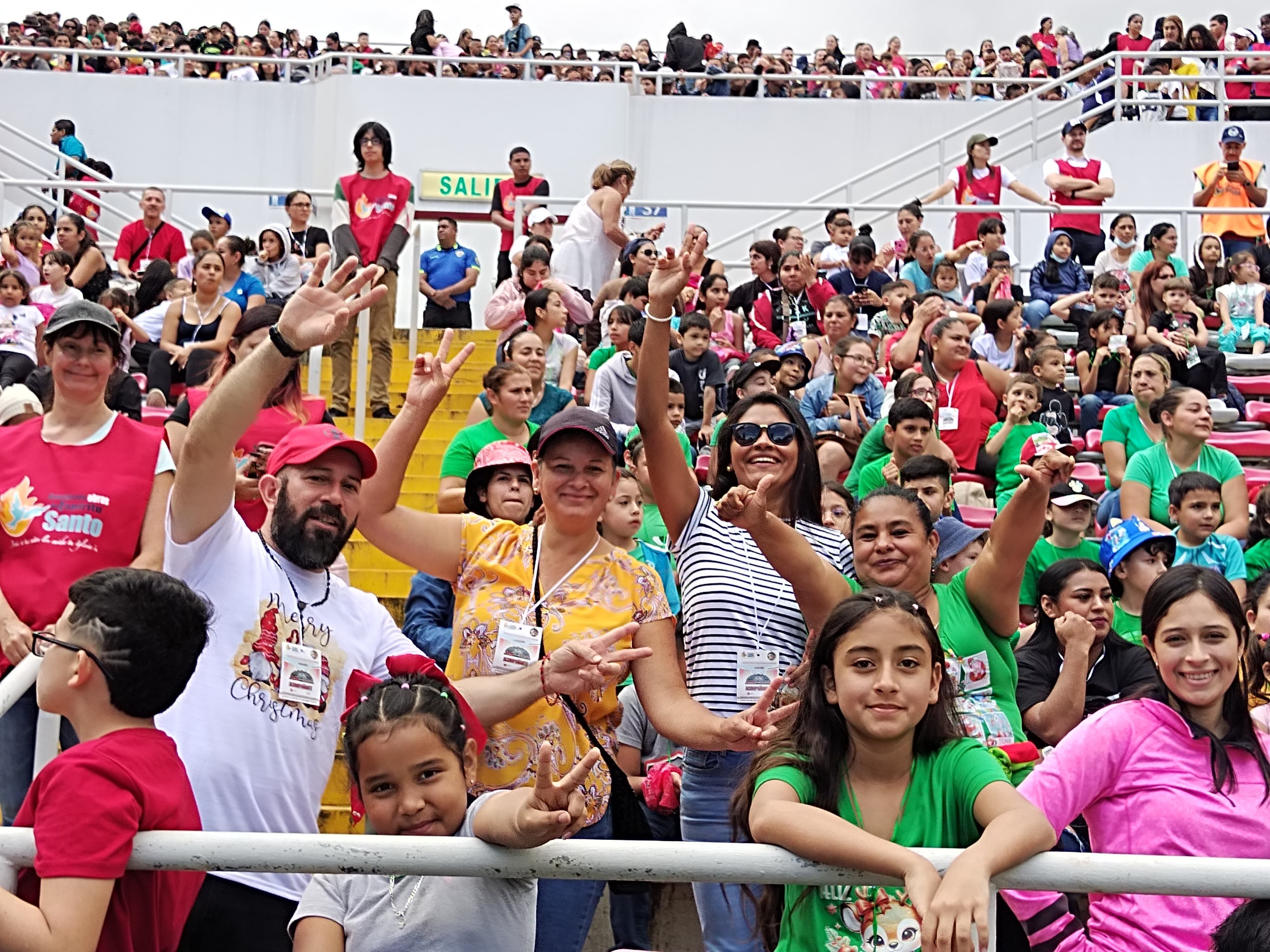 Desde las 8 de la mañana y hasta pasaditas las 3 de la tarde el Estadio Nacional en La Sabana recibió a 35 mil pequeñitos de diferentes partes del país en la 24 Fiesta Nacional de Navidad ¡Jesús: a tus niños los cuida tu iglesia” 2024