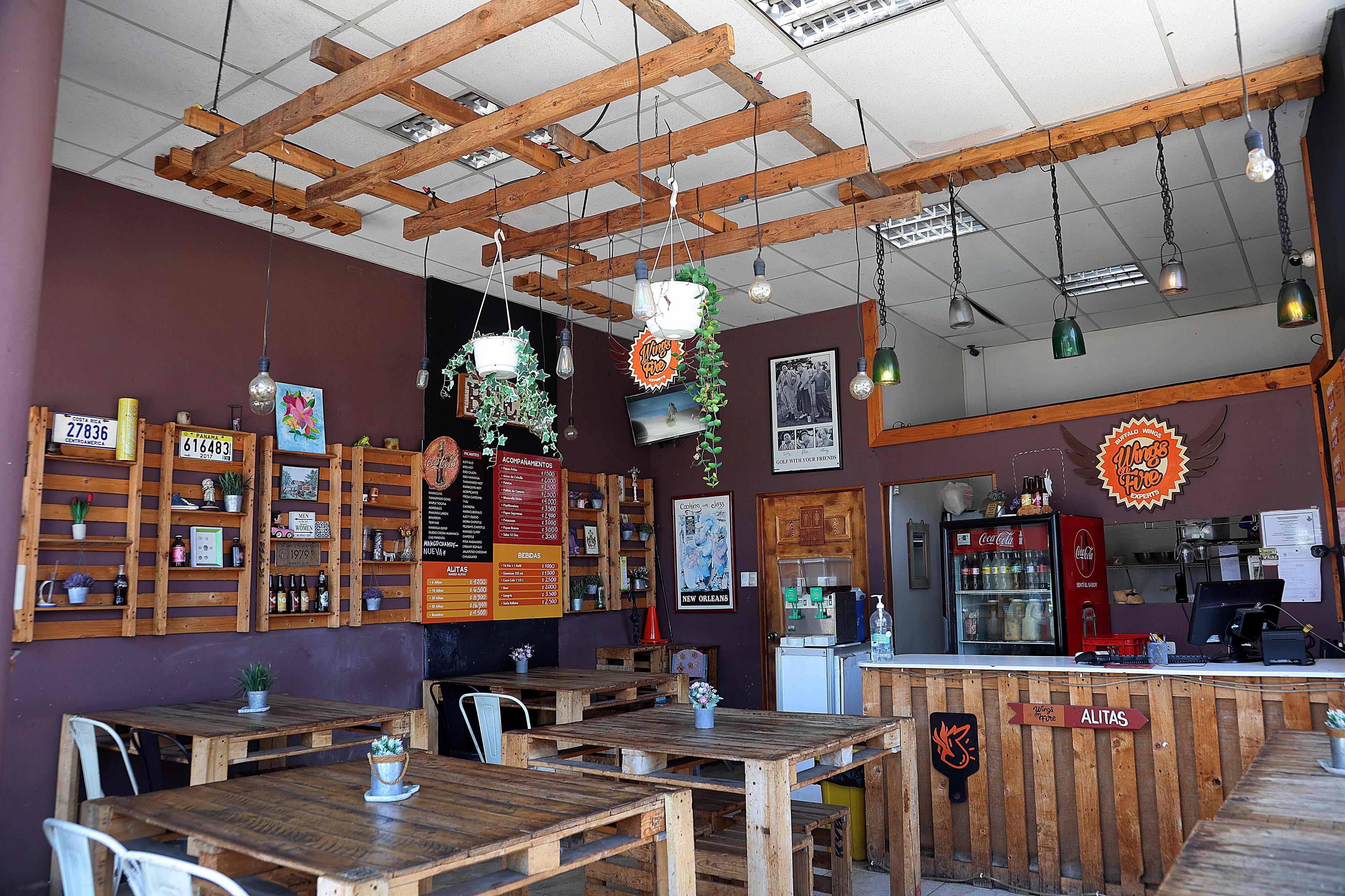 16/04/2024 San Pedro. Wings on Fire, local gastronómico ubicado diagonal a Muñoz y Nane, que entre otras cosas se ha vuelto famoso por las alitas de pollo bañadas con salsas diferentes a las tradicionales, como maracuyá, mora y tamarindo, entre otras. Foto: Rafael Pacheco Granados