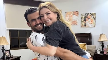 Esposo de Glenda Peraza no aguantó nada y respondió con todo a un seguidor