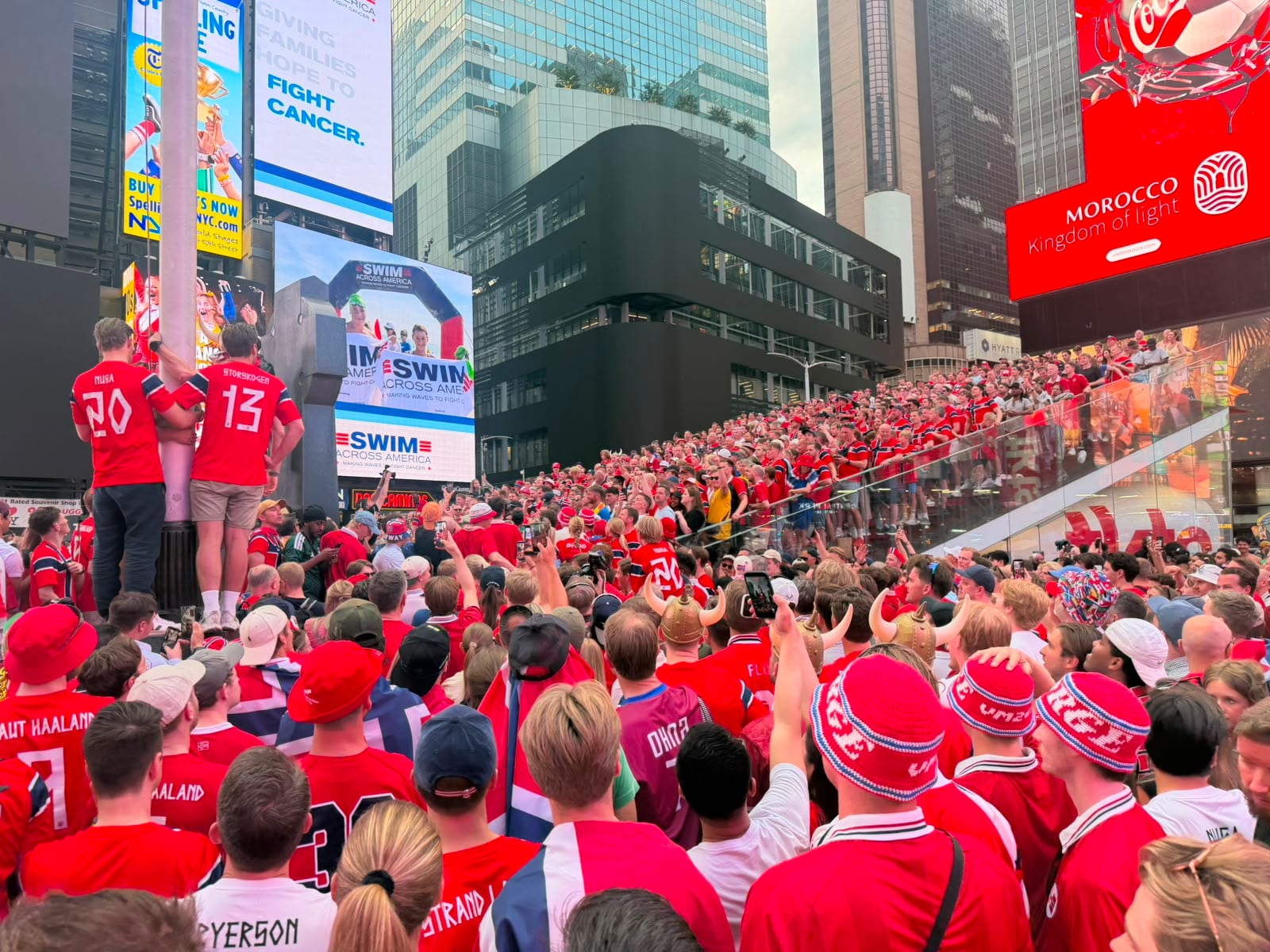 Aficionados de Noruega montaron su fiesta en Times Square