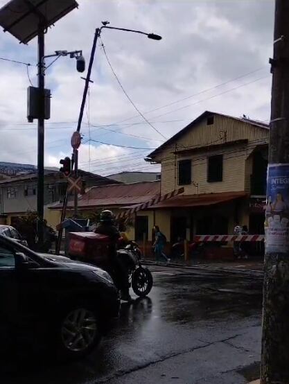 Un par de personas subieron las agujas del tren para pasar en San Pedro.