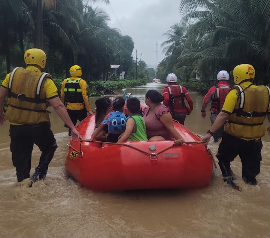 Las fuertes lluvias mantienen varias comunidades de Limón bajo el agua, según el reporte de la CNE.