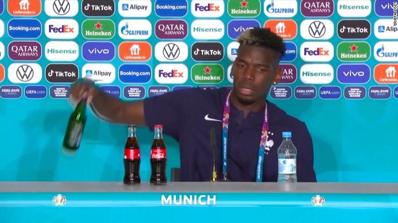 Paul Pogba, retira botella de Heineken