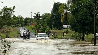 Calles cubiertas de agua y tránsito lento: fuertes lluvias complican la tarde en varias comunidades