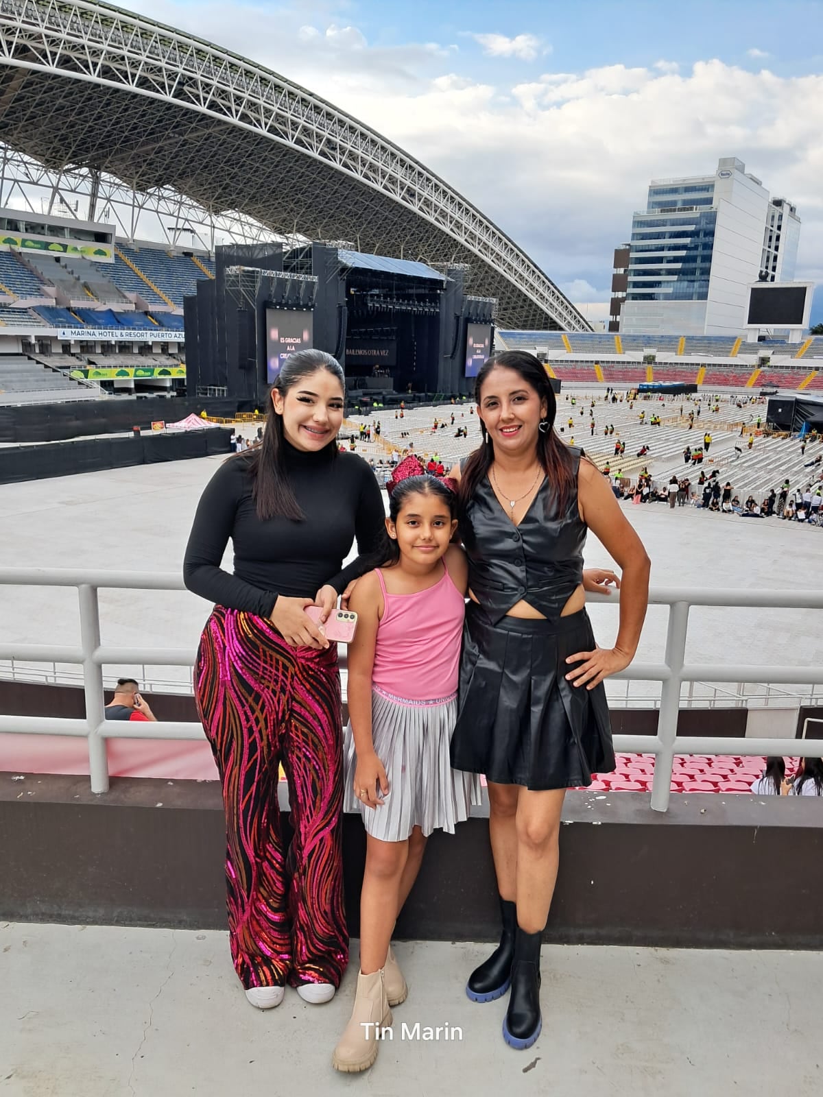 Taylín Cabezas Molina, mejor conocida como la payasita “Taylín de Tin Marín”, tiene 40 años, dos hijas y un corazón tan grande como sus zapatos de payaso. En la foto con sus hijas Isabella (11 años) y Victoria (19 años).