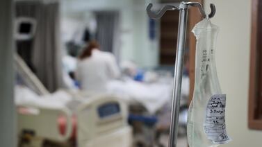 Famosa actriz lucha por su vida tras caer desde un balcón