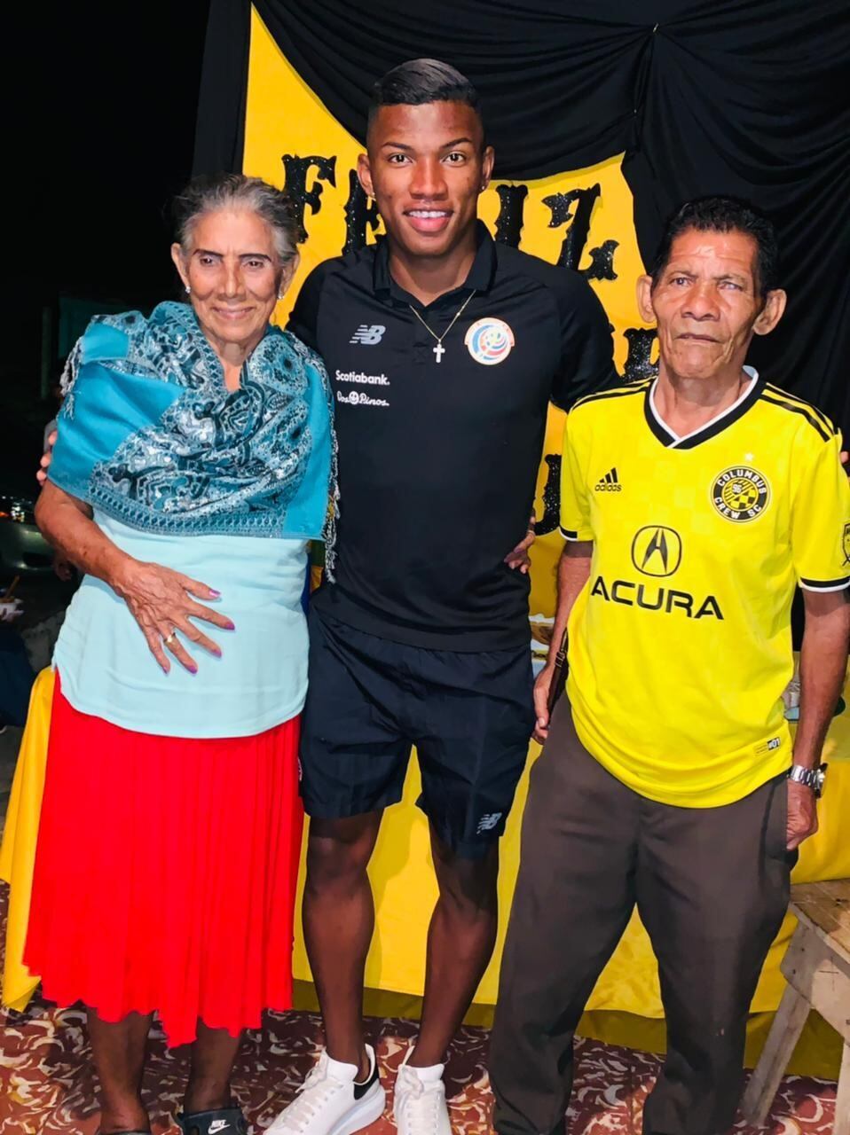 Volante Luis Díaz, jugador de la MSL y su familia, vecinos del Barrio Guadalupe de Nicoya. Cortesía.