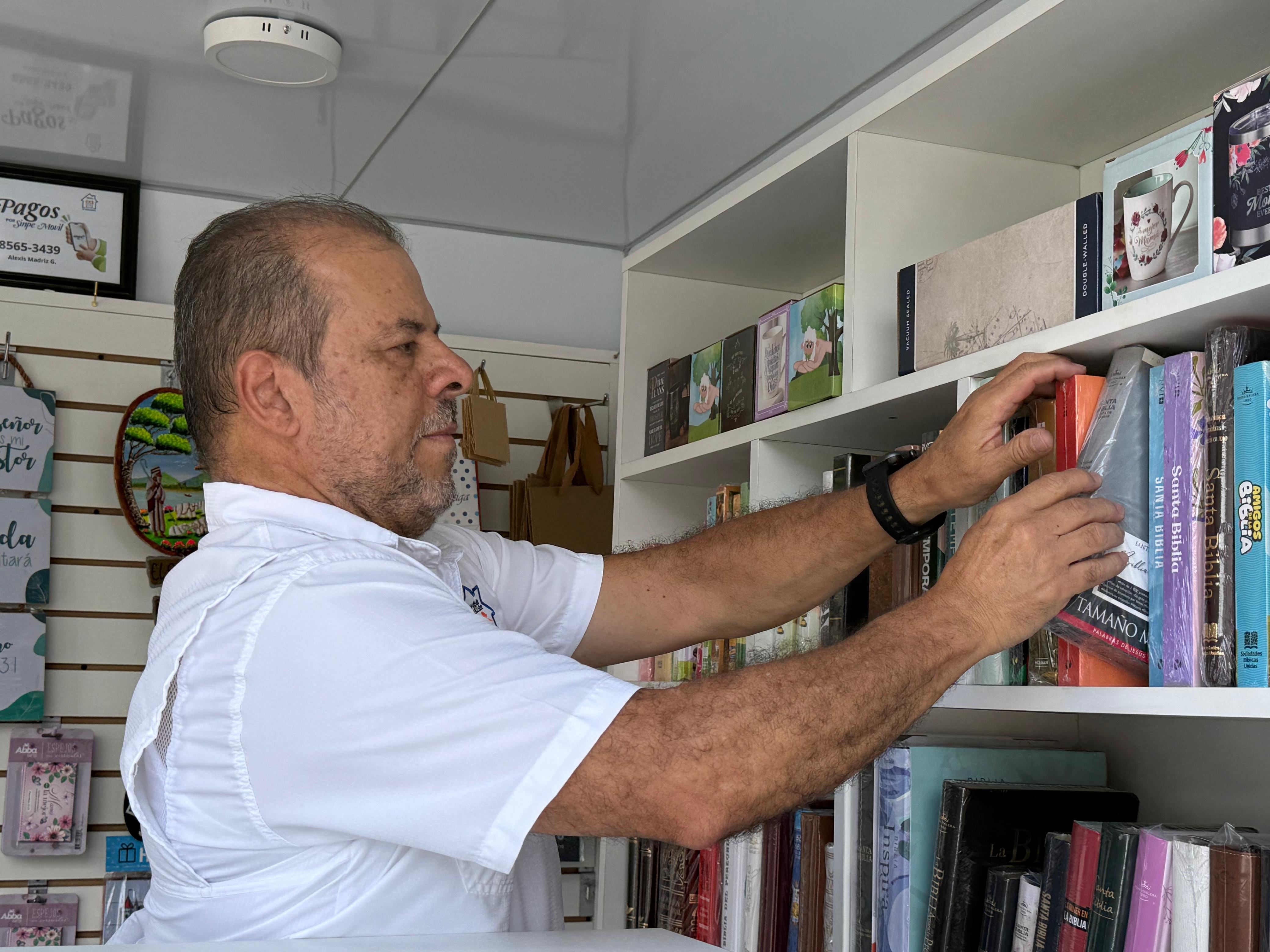 Don Alexis Madriz, vecino de El Molino, convirtió una pasión de 41 años por la lectura bíblica en una librería sobre 4 ruedas que recorrerá Cartago