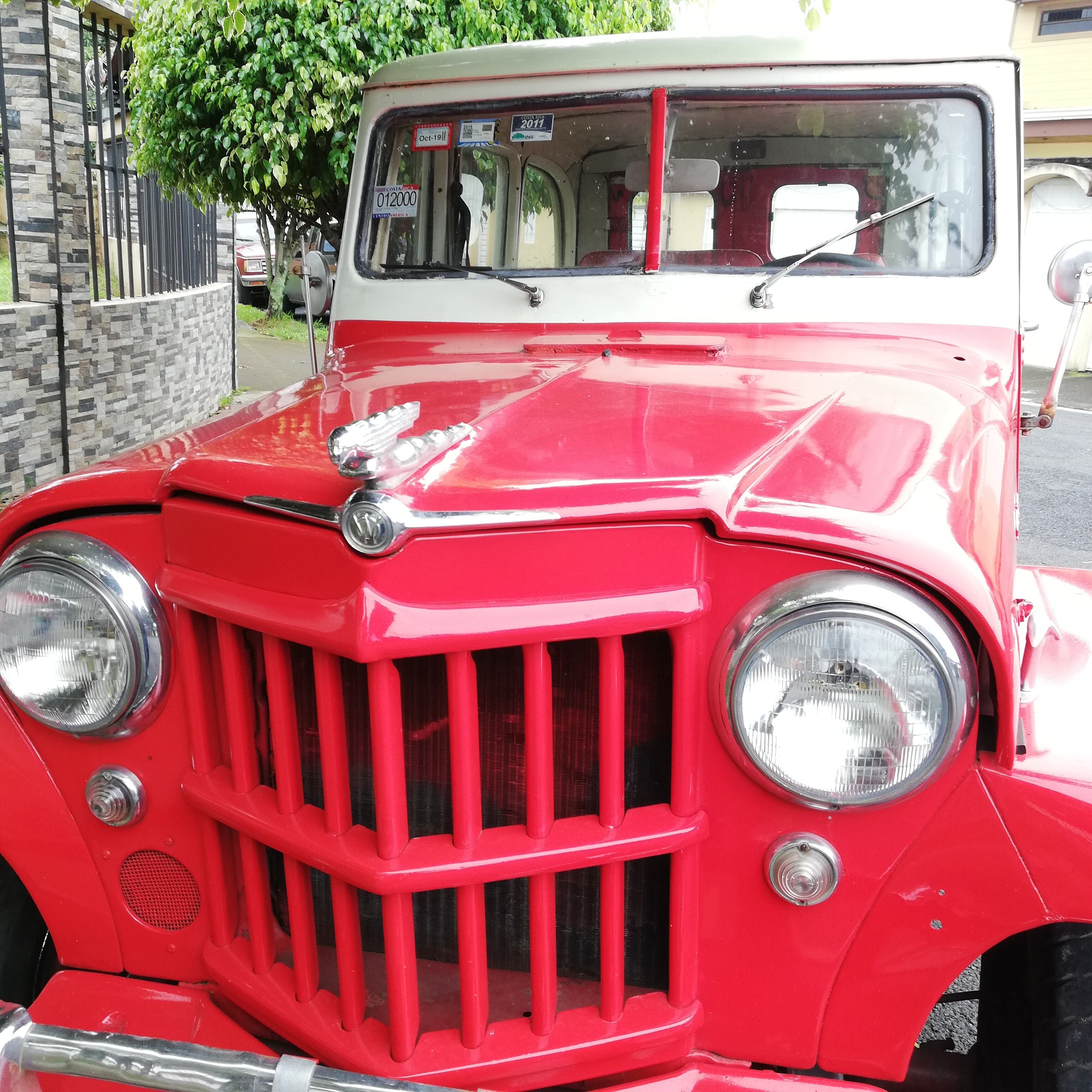 Don Óscar Gómez Murillo tiene 16 años de haber cumplido el sueño de comprar un carro igual al que le prestaron jovencillo para aprendiera a manejar: una “Marota”. Bueno, es que así le han dicho siempre a los Willys Station Wagon en Turrialba.