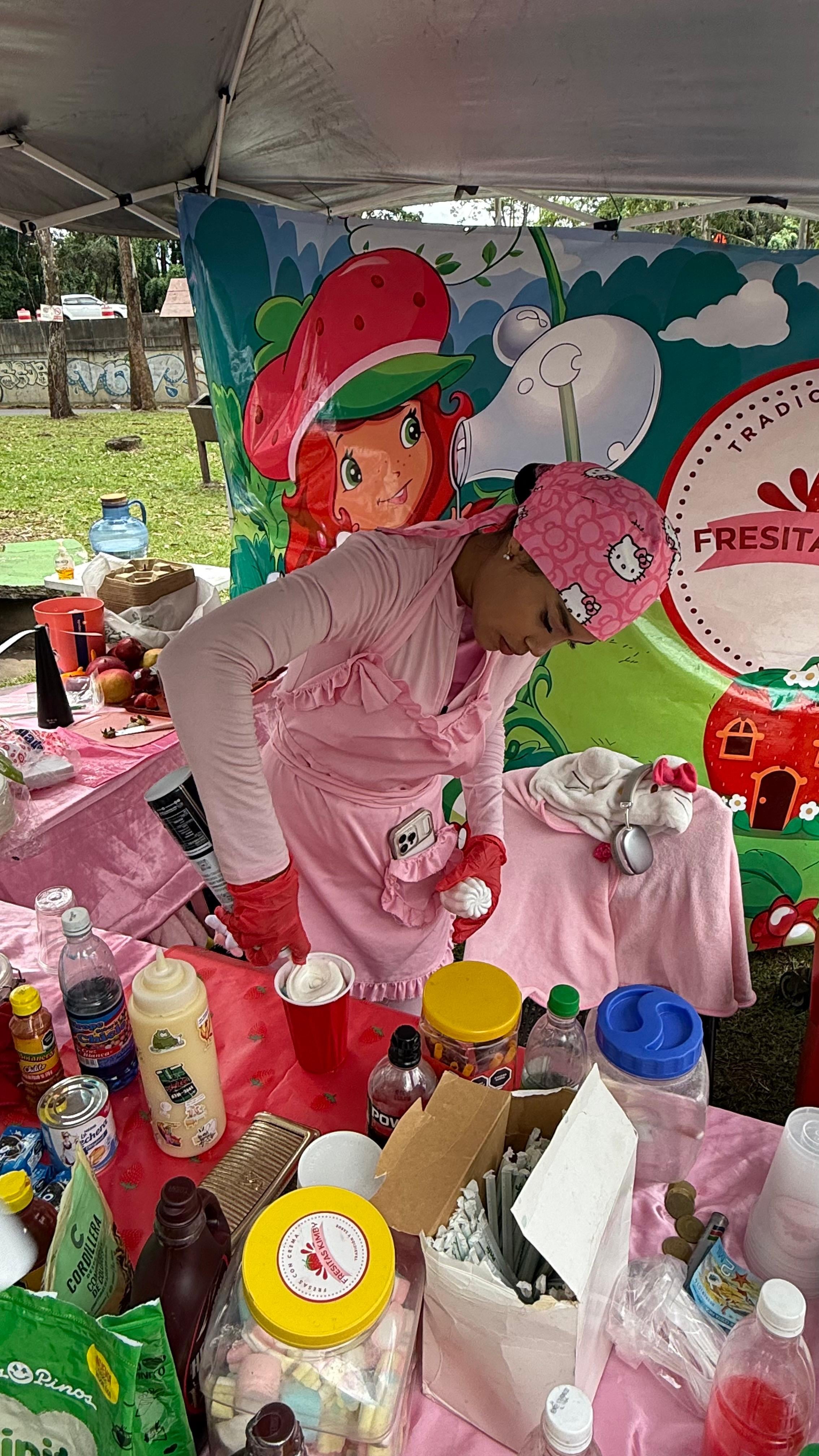 A Kimberly Escobar le dicen Kimby, tiene 21 años de edad y desde hace cinco descubrió que su emprendimiento, Fresitas Kimby, puede ser mucho más que una forma de ganarse unos colones: puede convertirse en el camino para cumplir su sueño profesional.