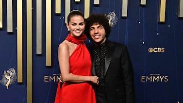 Selena Gomez desata polémica por gesto hacia Benny Blanco que quedó grabado en video