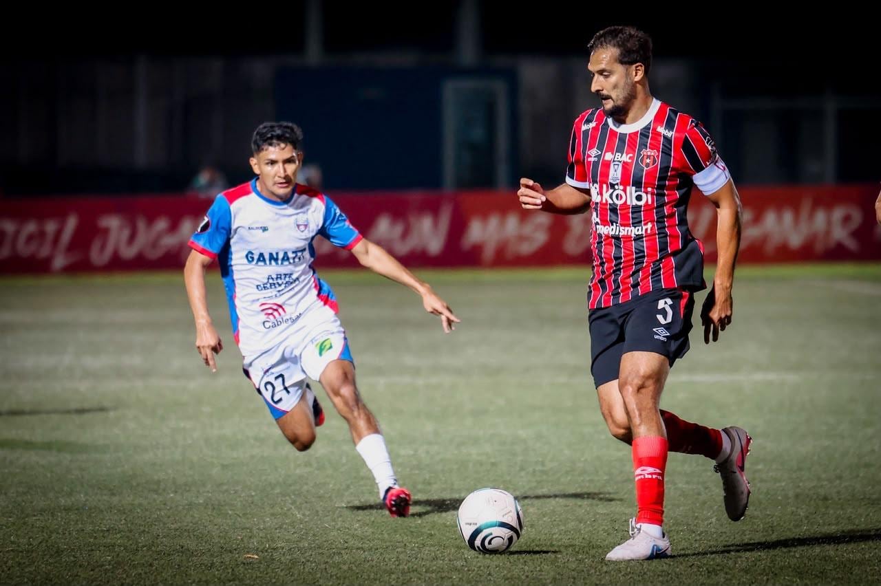 Celso Borges trata de controlar el balón ante la marca de Diego Ortez en el partido entre Firpo y Liga Deportiva Alajuelense.