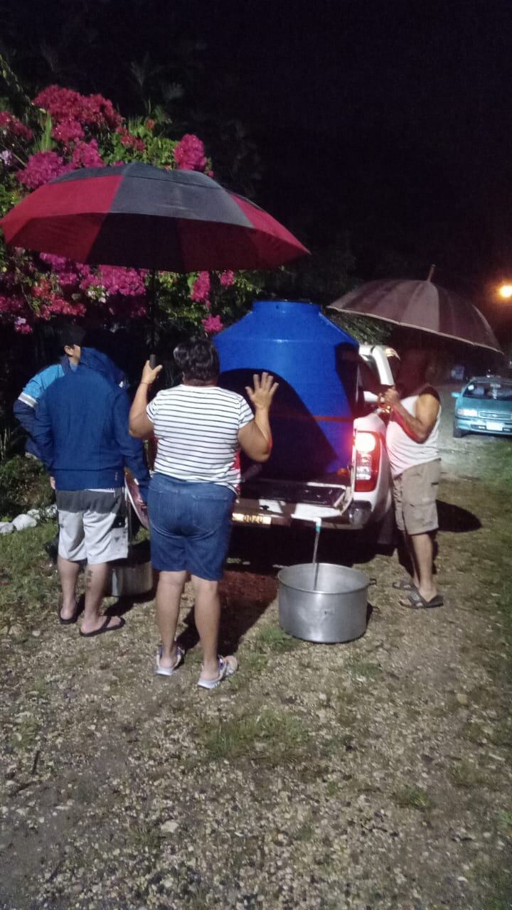 Vecinos de al menos diez barrios de Turrialba reportan que el agua del tubo le huele a gasolina y por eso la municipalidad cortó el suministro desde la noche del pasado 1 de febrero.