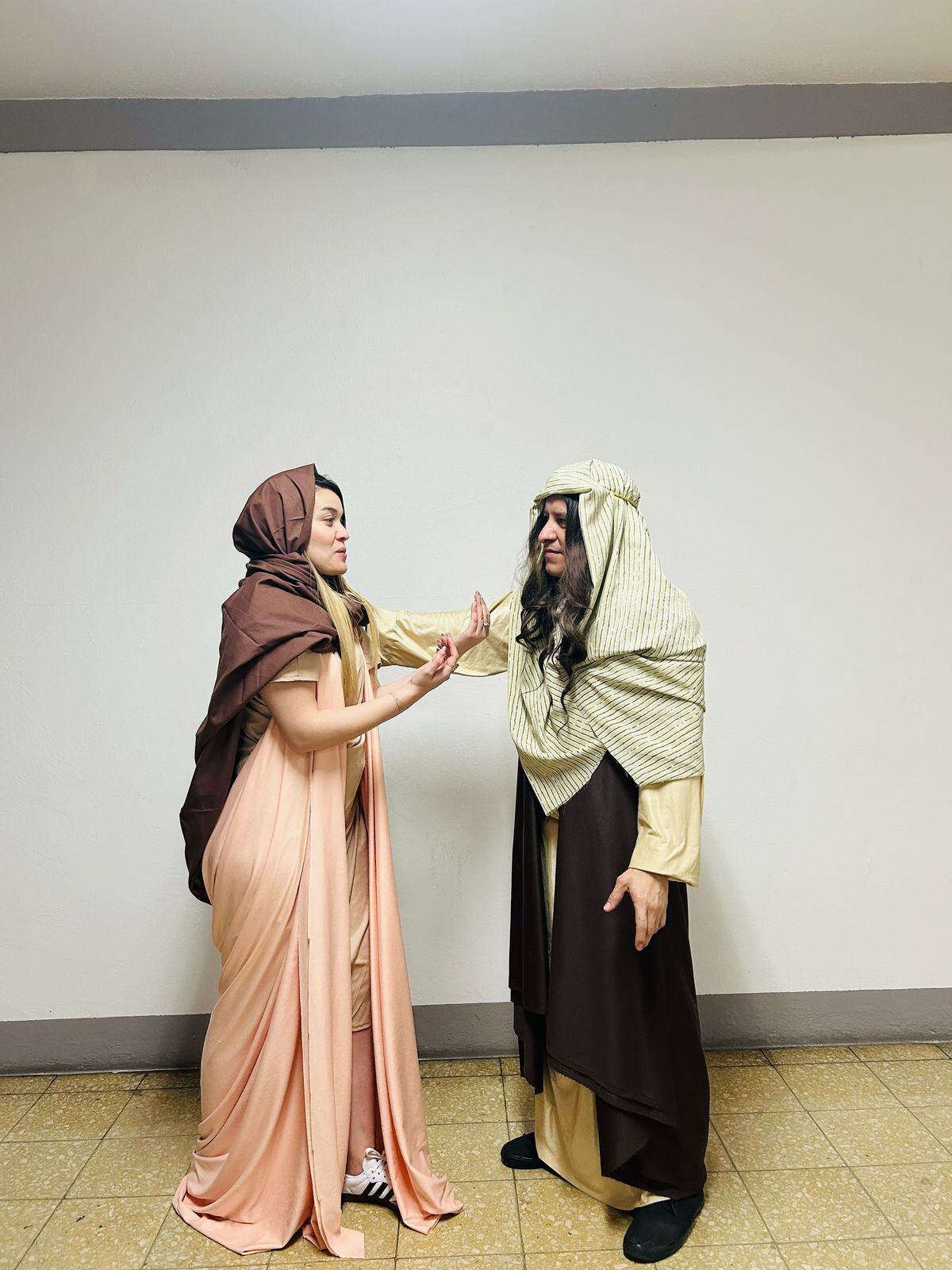 Laura Campos Lara jamás imaginó que, a sus 30 años, siendo farmacéutica de profesión y sin una sola experiencia en el mundo del teatro, terminaría poniéndose el manto azul de la Virgen María, la madre de Jesús, en plena Semana Santa. En la foto, Laura durante un ensayo con Miguel Minge (Jesús).