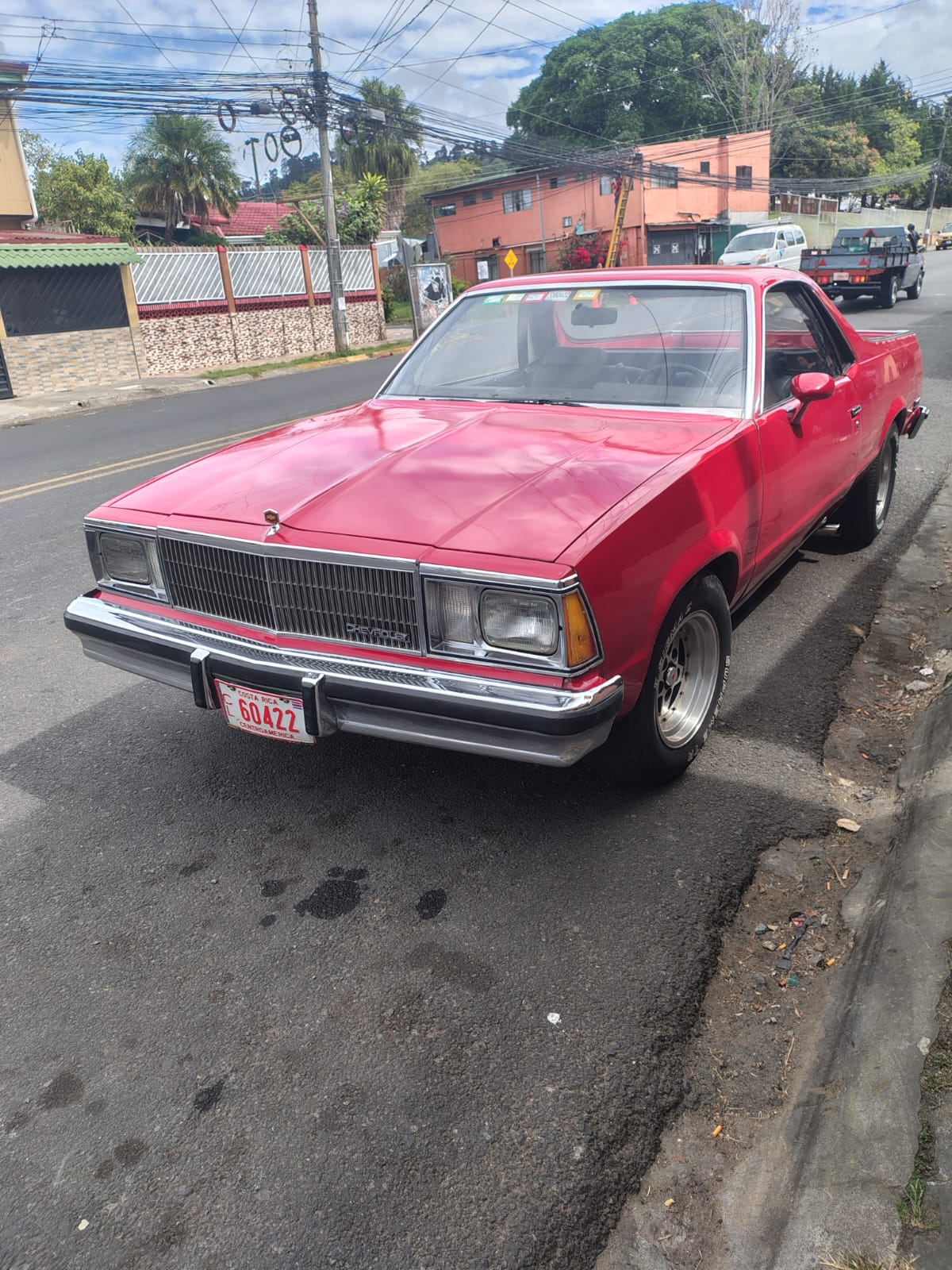 Don Luis Chinchilla tiene dos Chevrolet El Camino 1978, idénticos.