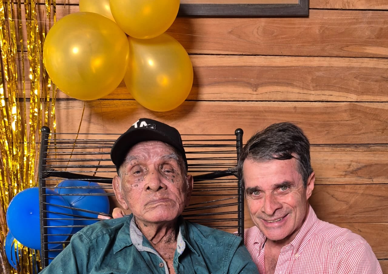 Tras celebrar sus 119 años, un equipo costarricense y un investigador español reúnen las pruebas que exige el Gerontology Research Group para confirmar oficialmente la edad de don José Flores Flores