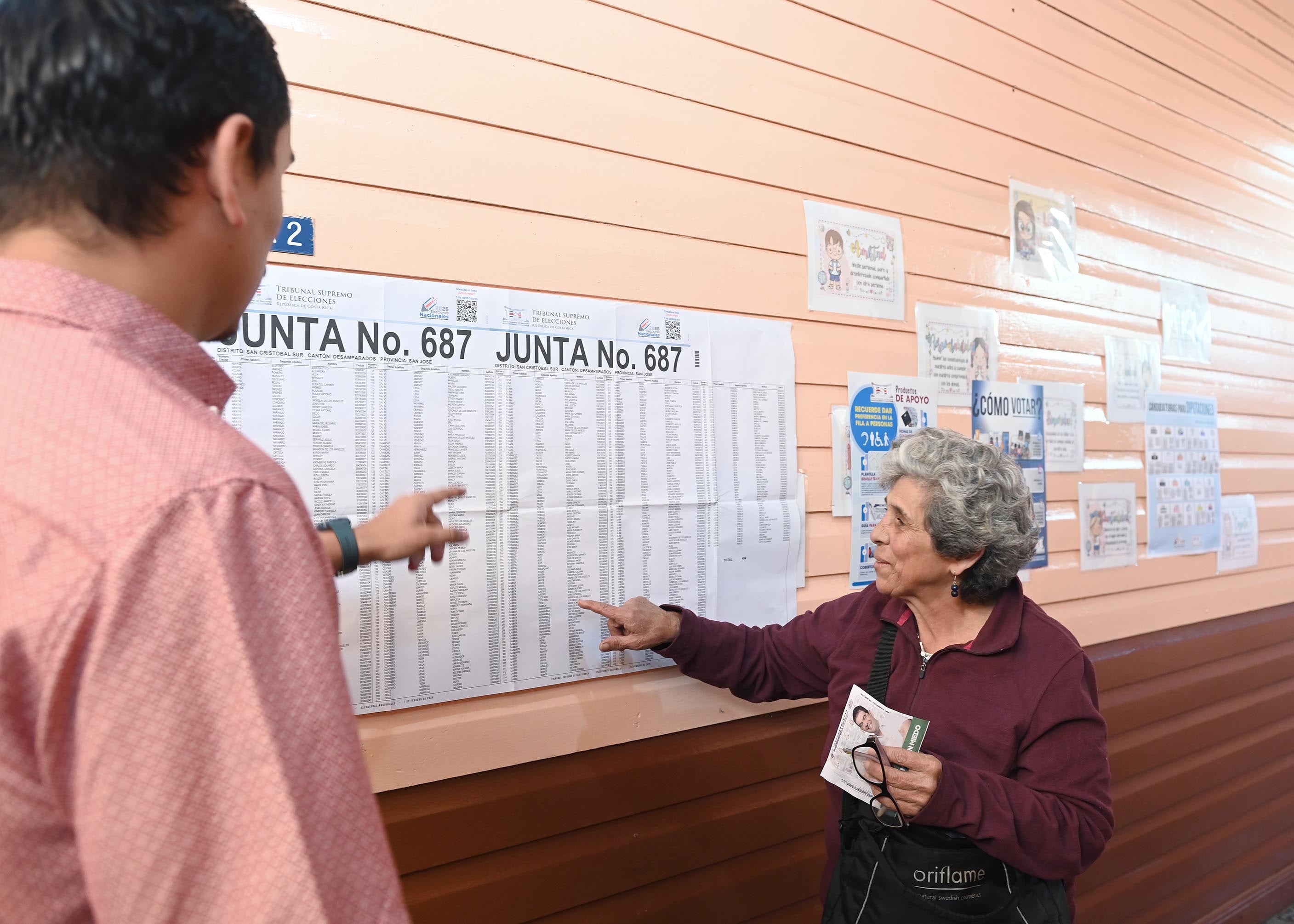 01 de febrero del 2026. Elecciones presidenciales. Escuela San Cristóbal Sur. Ambiente general de las mesas de votación y el expresidente de la República, José María Figueres Olsen emitió su voto en la junta 687 de la escuela. En la foto: Afluencia normal de público poco después de la apertura de las mesas a las 6 a.m. Manuel Leiva Mena (88) vecino de San Cristóbal. Foto: Albert Marín.