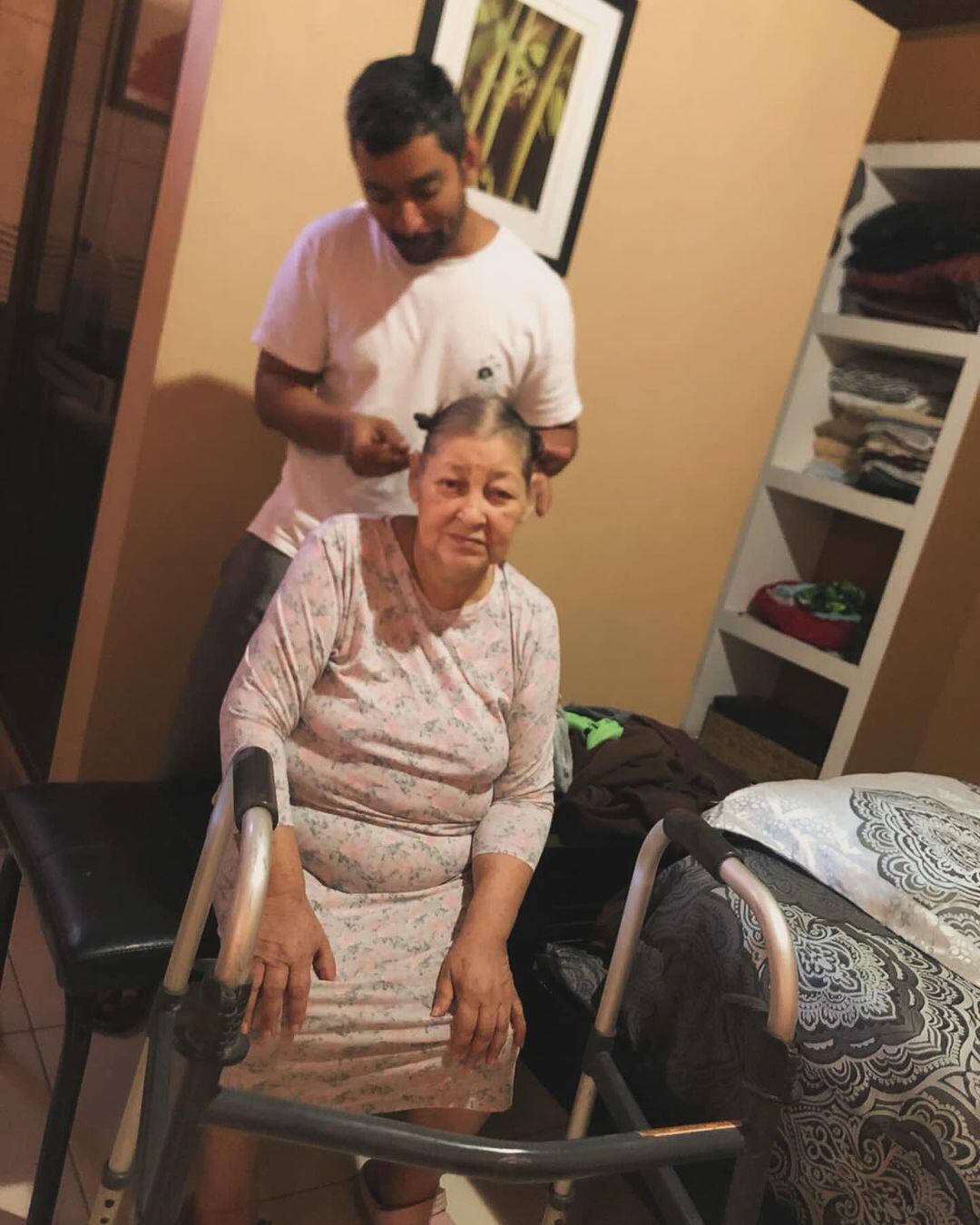 José Miguel Cruz, periodista de Más que noticias de Teletica y su mamá