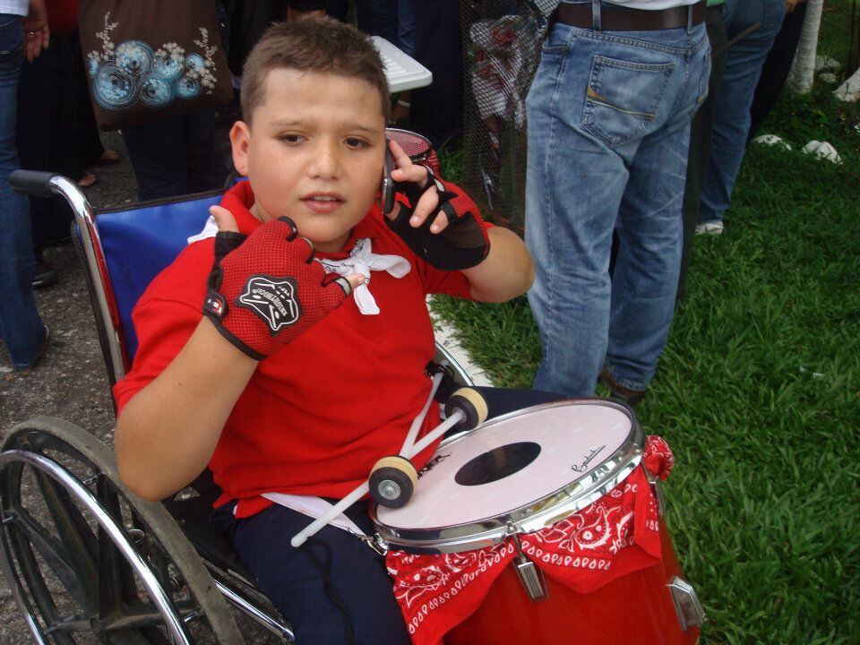 Hace poco más de mes nació en Turrialba un emprendimiento de esos de admirar. Steven Mata Campos, quien está en una silla de ruedas desde su nacimiento, aprovechó eso, su silla, para serle útil a los turrialbeños