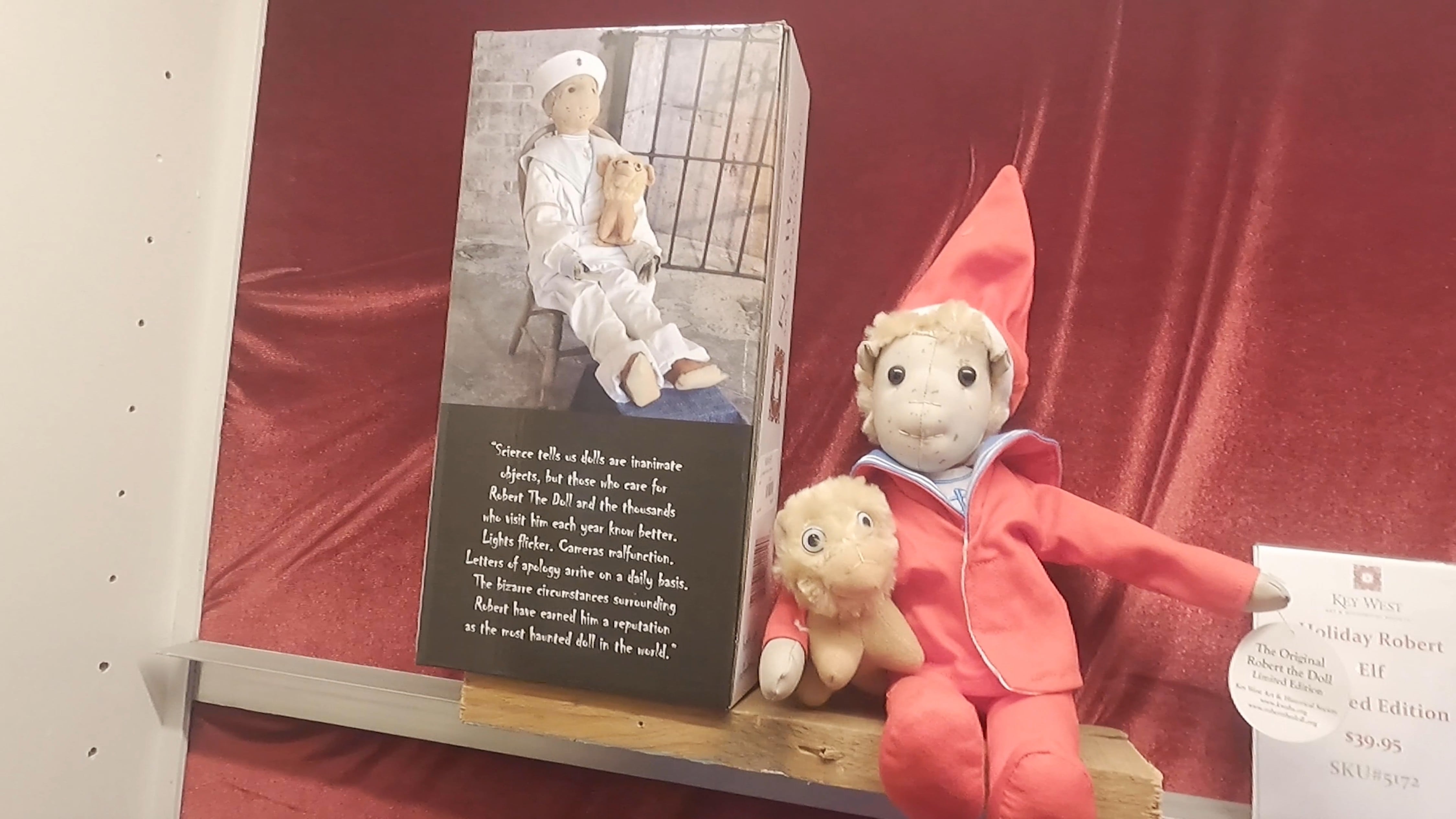 Mario Siles Peña, de 43 años, se pegó un viajecito que casi ningún tico se han atrevido a hacer: ir a conocer en carne propia a Robert, el Muñeco del Diablo, considerado como el más embrujado, maldito y peligroso del planeta