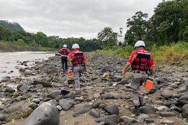 Cruz Roja trata de rescatar a persona que quedaron atrapadas en piedras por cabeza de agua en río