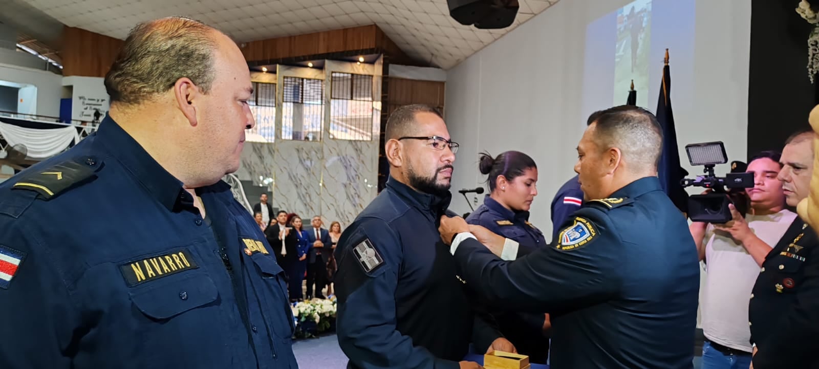 El Policía Francisco Quirós Campos Cruz y sus compañeros Alexander Navarro Mora, Maritza Martínez Pérez, Luis Madrigal Morales y Hugo Salas Agüero recibieron la medalla Cruz de Oro al Valor Honor por rescatar a recién nacido en basurero en Hatillo. Foto: MSP